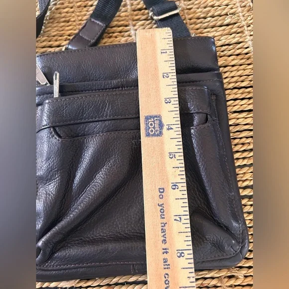 Supple leather crossbody bag. - Picture 4 of 7